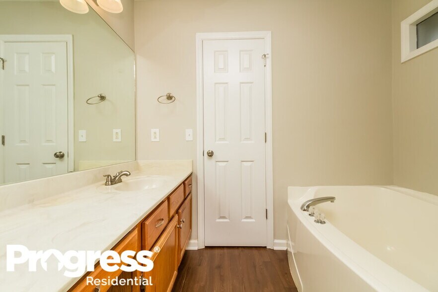 Building Photo - 2140 Liberty Dr