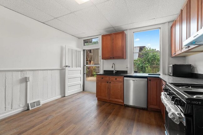 Building Photo - Beautiful 2 Bedroom home in South side ava...