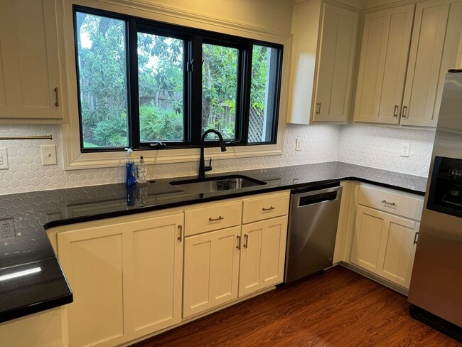 Building Photo - Beautiful Mid-town home 3br/2ba, newly ren...