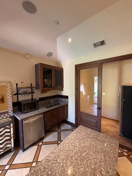 Building Photo - 44 Hackamore Ln