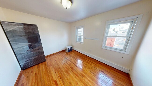 Building Photo - 3bed with in unit laundry in Cambridge