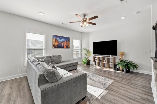 Building Photo - 3 Bedroom 2 1/2 Bath Home For Rent Near Post!