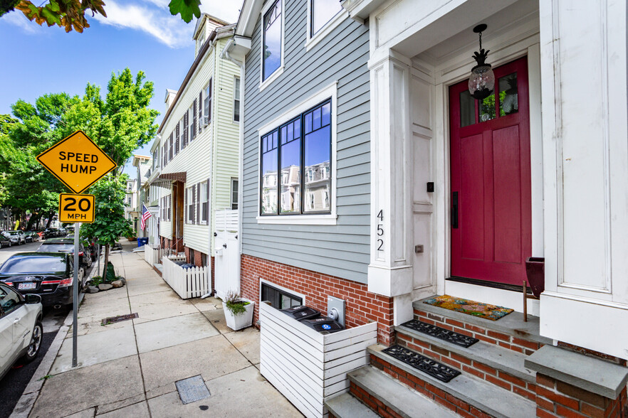 Primary Photo - 452 W 4th St