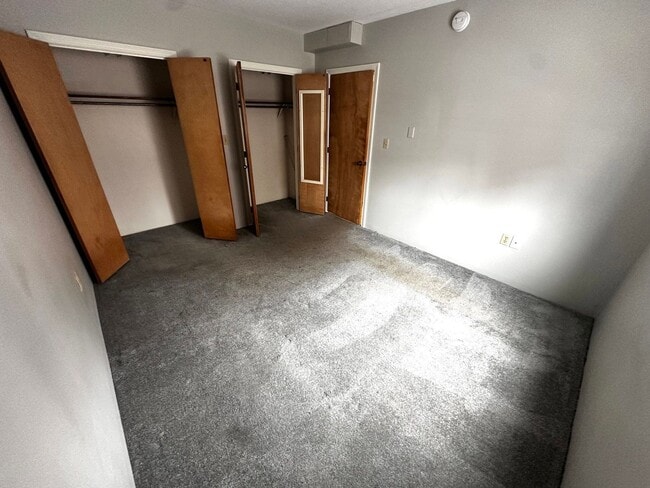 Building Photo - 10 Thompson St