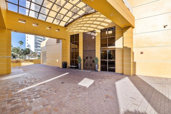 Building Photo - 16275 Collins Ave