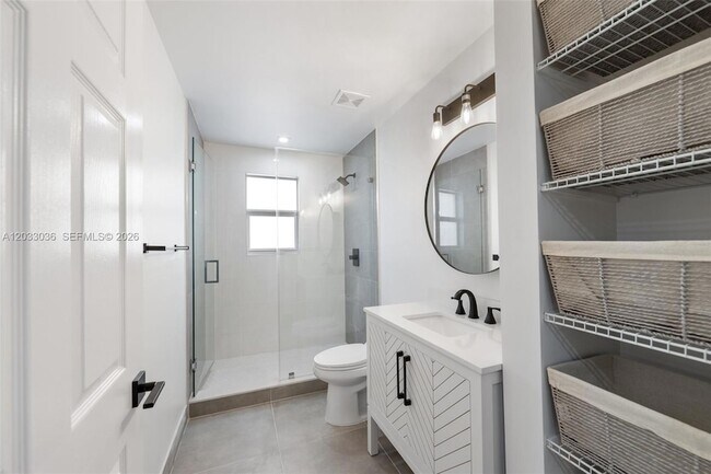 Building Photo - 403 SW 12th Ave