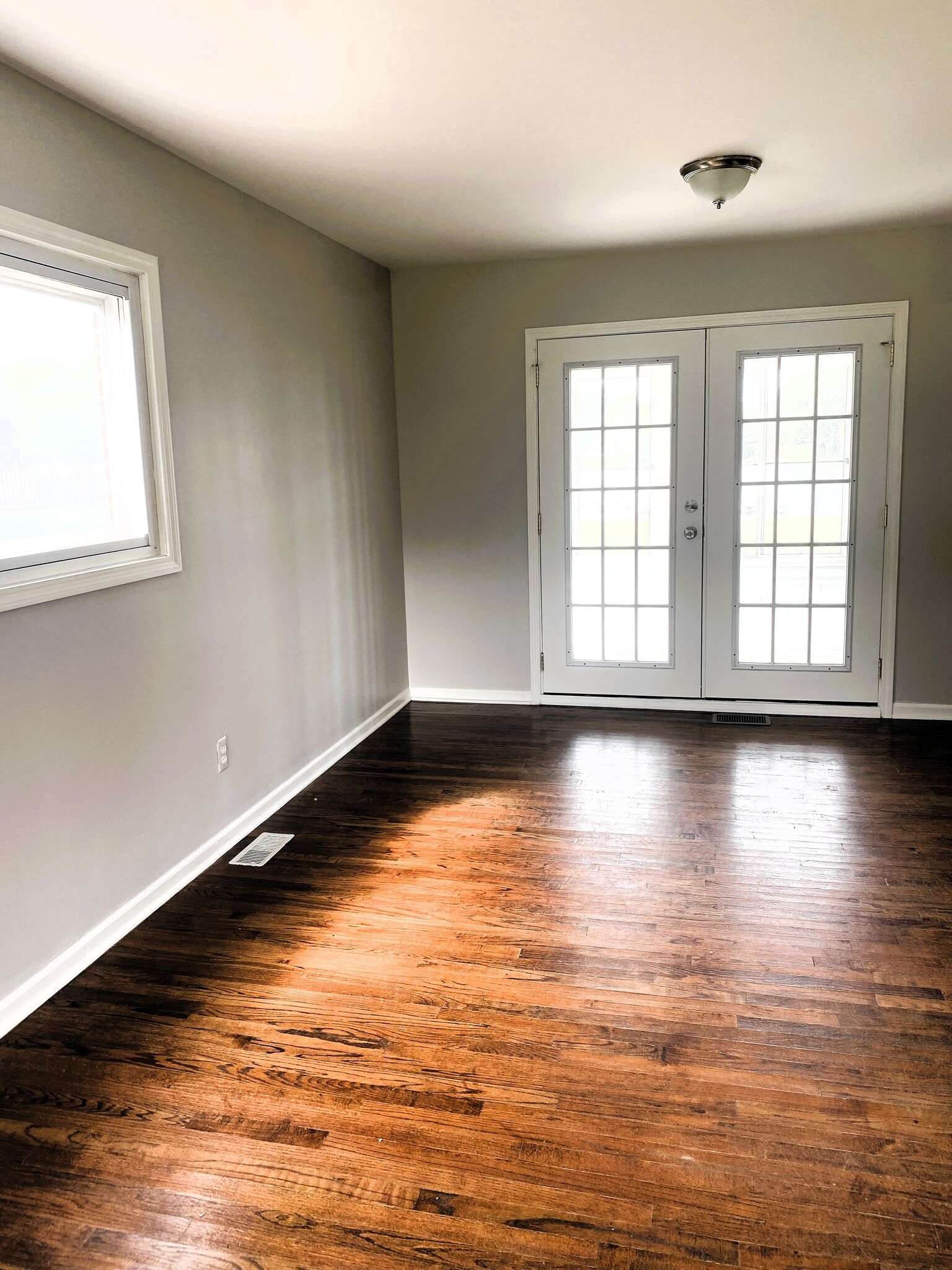 Sunroom/Eating area off of kitchen. - 1611 Ludean Dr