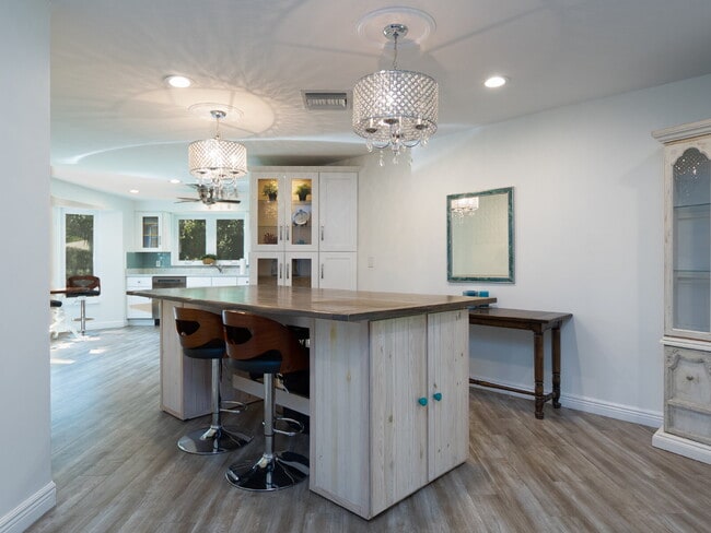 Building Photo - Living Across from Sarasota Bay 3BR/2.5BA Home Minutes to Downtown – Yardwork Included