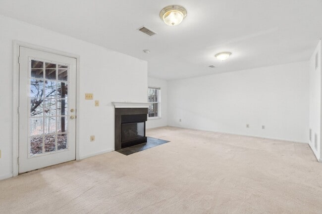 Building Photo - Wonderful Townhome