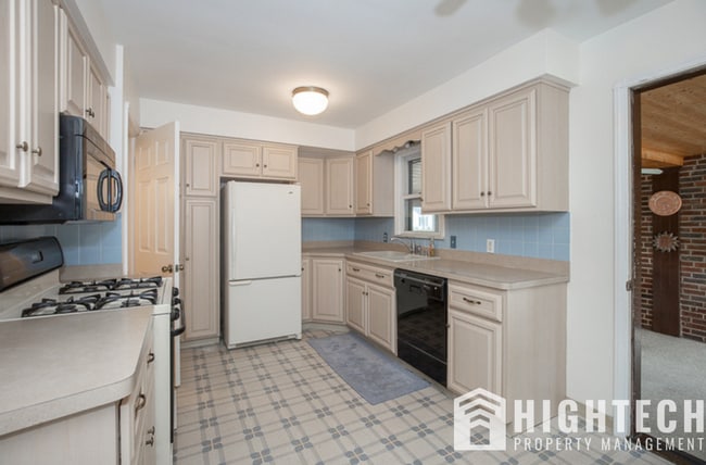 Building Photo - 3 bedroom/1 bath! PARMA!!