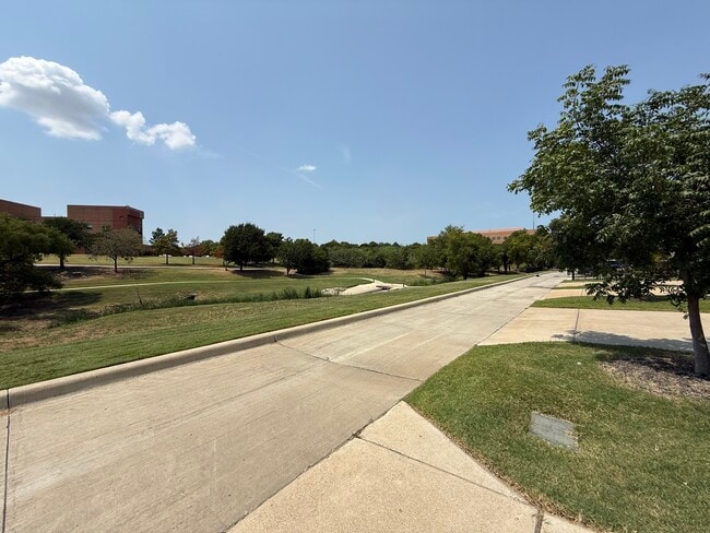 Building Photo - 620 Courtyard Ln