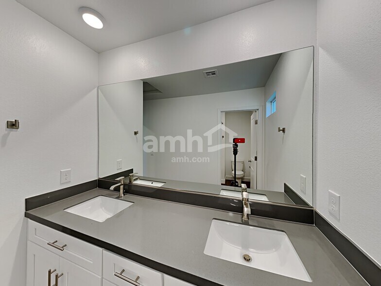 Building Photo - 3376 Blodwen St