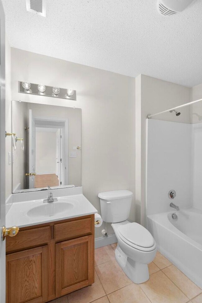 Building Photo - Large Ranch Home with 4BR/ 2 Bath with an ...