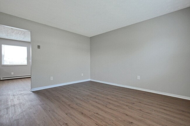 Building Photo - 2209 Clarendon Ln