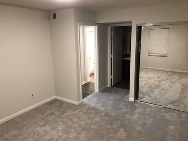 Building Photo - Beautiful First Floor Condo