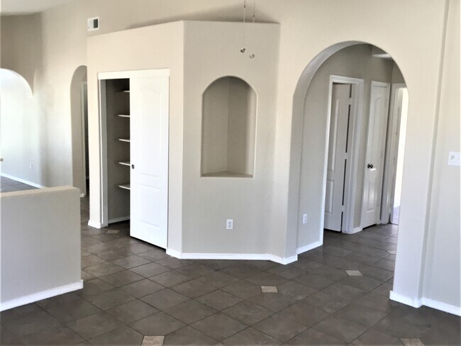 Building Photo - 500 Playful Meadows Dr NE