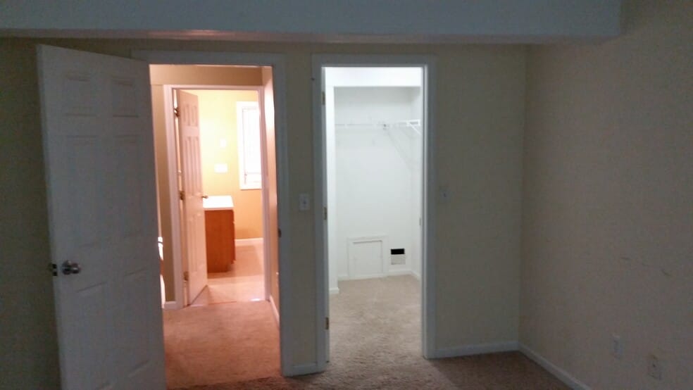 Building Photo - 8 Rosewood Ln