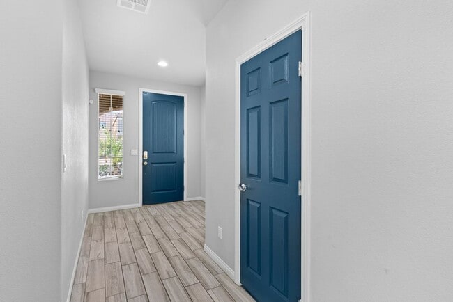 Building Photo - Beautiful 4 Bed 2.5 Bath Home Jones and Wa...