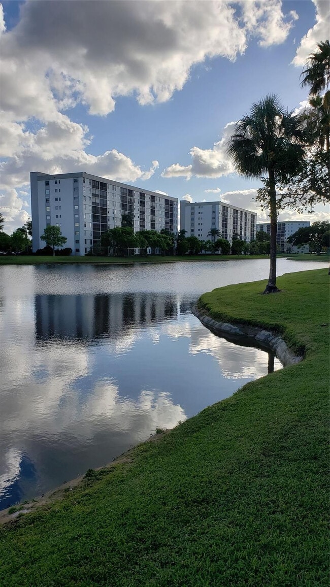 Building Photo - 2216 N Cypress Bend Dr