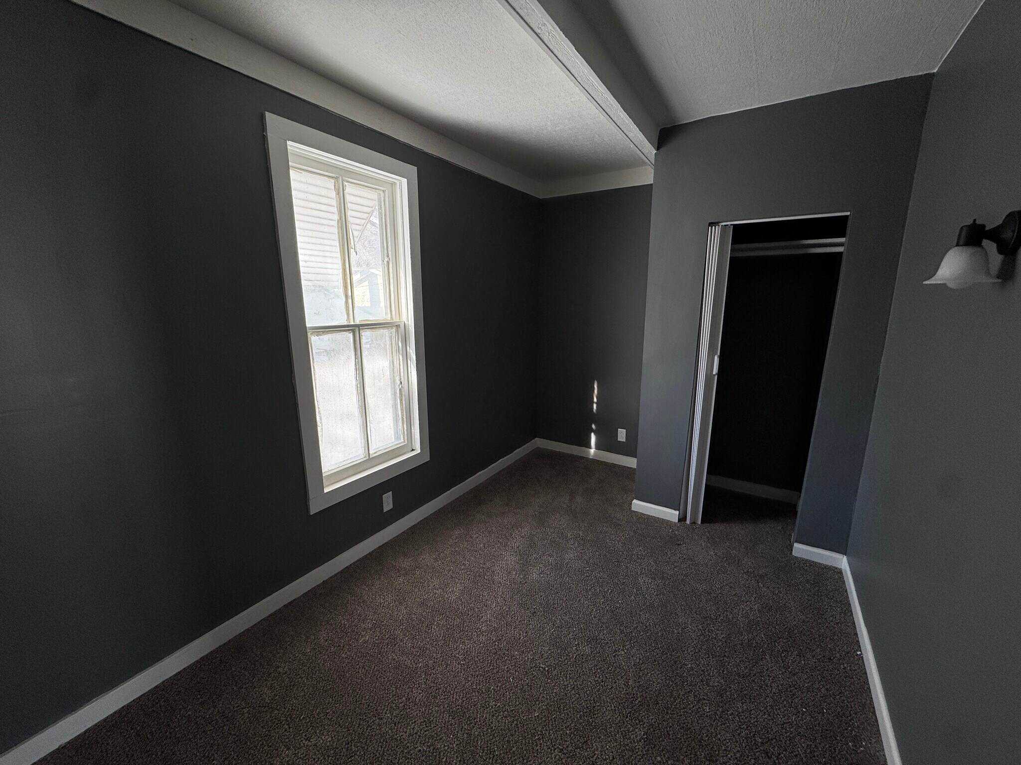 Building Photo - 857 E Knox St