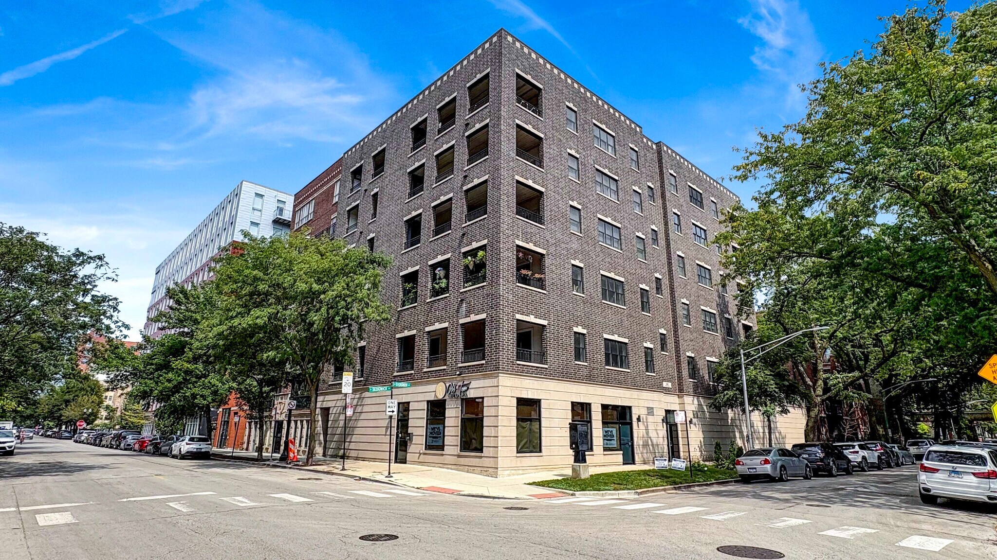 Building Photo - 340 W Evergreen Ave