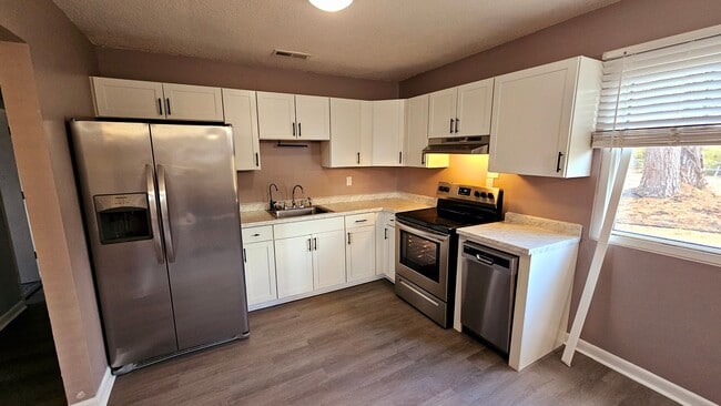 Building Photo - 3 BD 2 BA in Shamrock Village