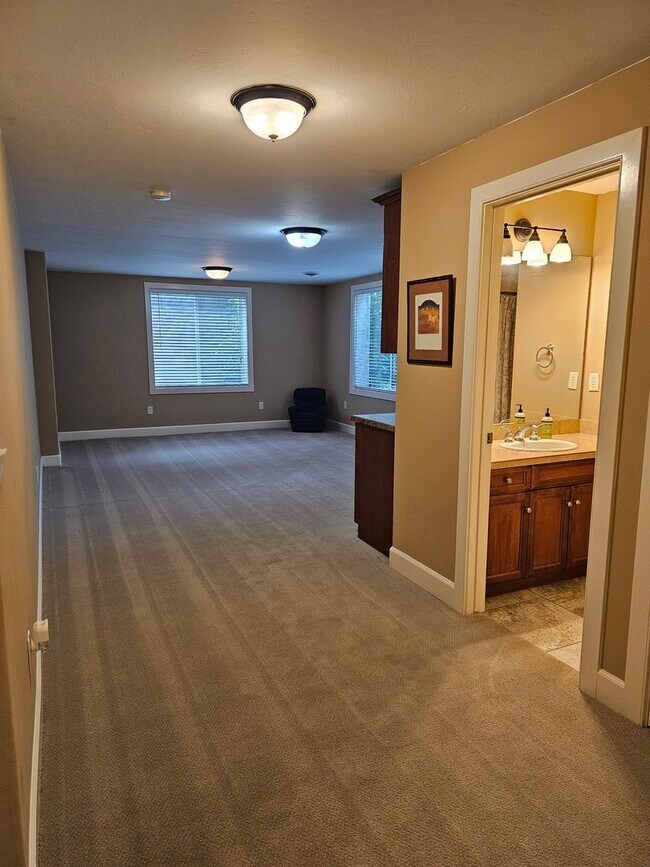 Building Photo - Townhouse located near Canyon Rim Parkway ...