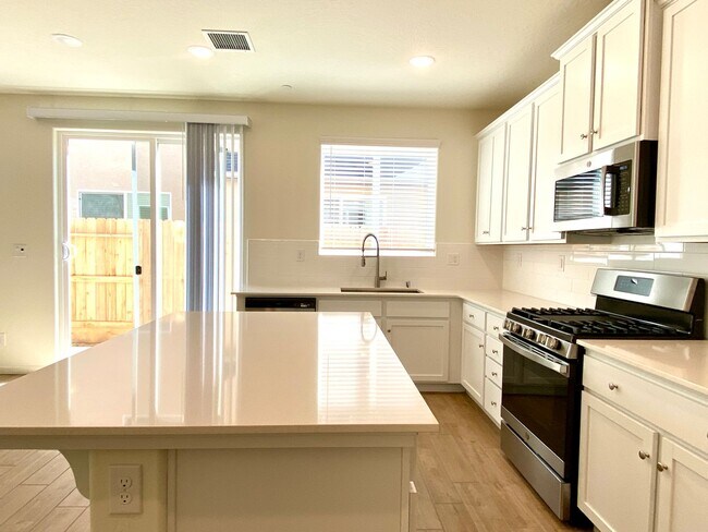 Building Photo - $2,350 Clinton & Armstrong, 4 Bed, Gated Community Pool & Solar - E Riesling Dr, Fresno