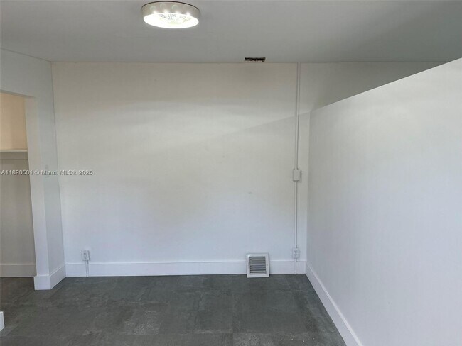 Building Photo - 80 NE 133rd St