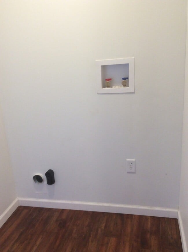 Building Photo - Spacious 3 Bedroom, Laundry, East End Near...