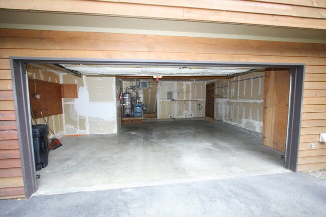 Building Photo - 3 Bedroom Townhome in Eagle River w/ Fence...
