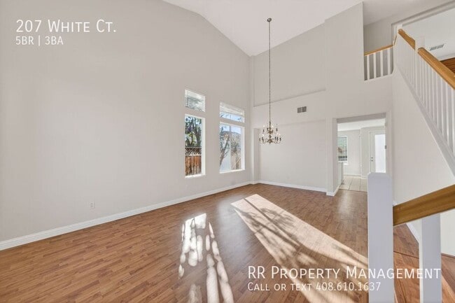 Building Photo - 207 White Ct