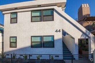 Building Photo - Beautiful Studio Apartment in Belmont Shor...
