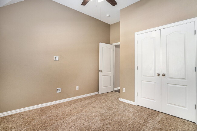 Building Photo - Gorgeous 5 Bdrm, 3 Bath with Open Layout, ...
