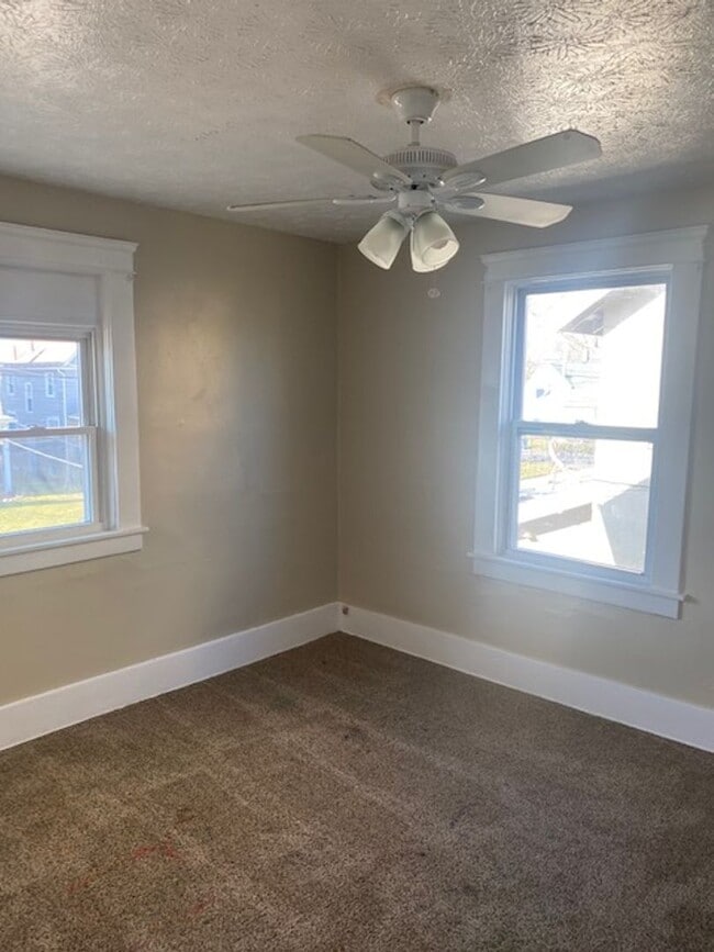 Building Photo - Charming Three Bedroom home close to Lakev...