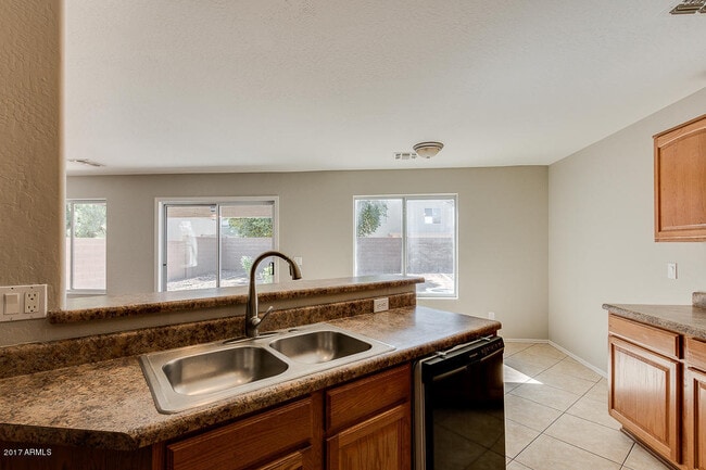 Building Photo - 4BR 3 FULL BATHROOMS W/ HUGE LOFT AND LARGE MASTER
