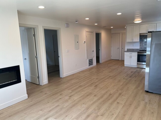 Building Photo - Three Bedroom One Bathroom