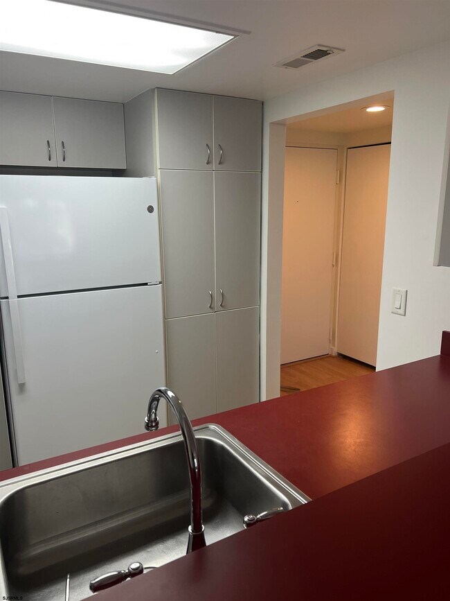 Building Photo - 2310 Dolphin Ave