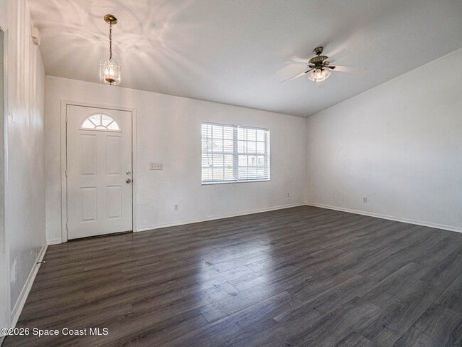 Building Photo - 483 Melrose Ln