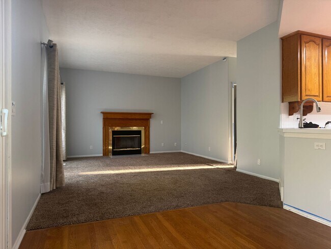 Building Photo - Spacious Papillion home with modern comfor...