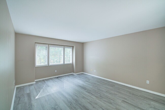 Building Photo - 4Bd/2.5Ba Sammamish Home