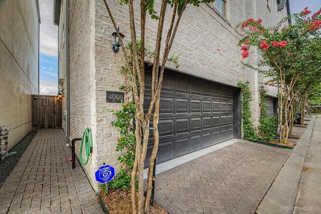 Building Photo - 4009 University Grove St