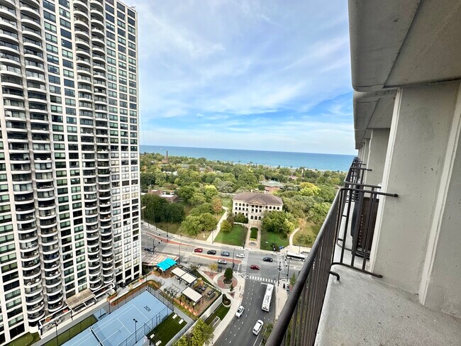 Building Photo - 1960 N Lincoln Park W