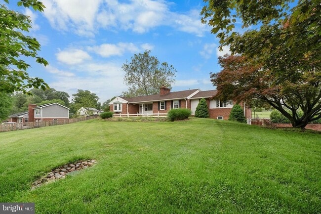 Building Photo - 9201 Rosemont Dr