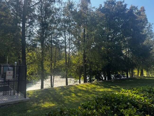 Building Photo - 417 4th Ln