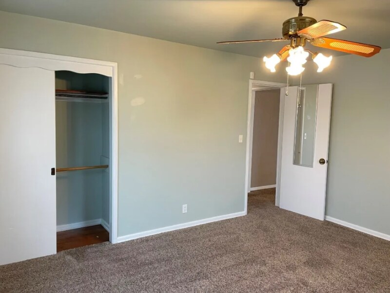 Building Photo - 1205 E Rose Dr