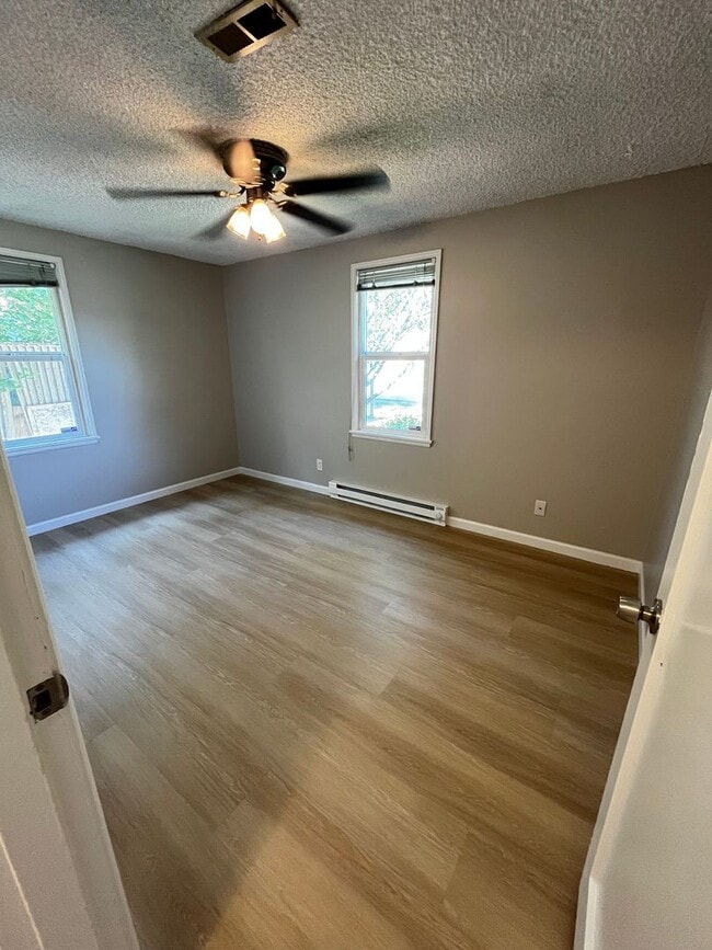 Building Photo - Fully Renovated 2 BD and 1 BA w/ detached ...