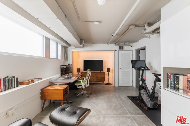 Building Photo - 1130 Flower St