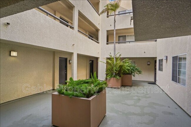 Building Photo - 5515 Canoga Ave