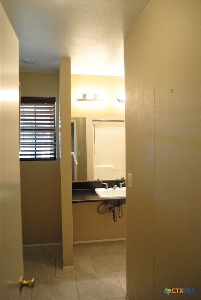 Building Photo - 13019 W Adams Ave